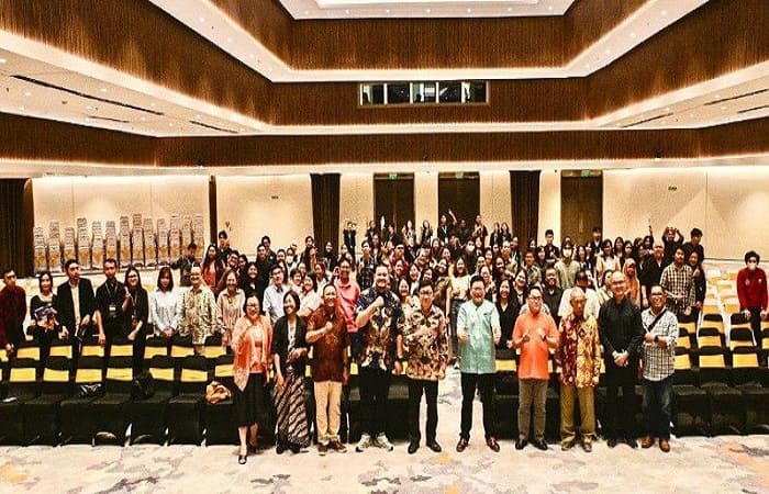 Panitia Alumni Day berfoto bersama peserta, pimpinan kampus Unika Atma Jaya, serta pengurus Yayasan Atma Jaya