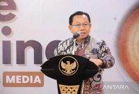 Direktur Fasilitasi Transfer dan Pembiayaan Utang Daerah Ditjen Bina Keuda Kemendagri Sumule Tumbo dalam acara Coffee Morning bersama Kepala Lembaga Kebijakan Pengadaan Barang/Jasa Pemerintah (LKPP) di Roestam Sjarief Lantai 2 Gedung LKPP, Jakarta, Jumat (3/1/2025). (ANTARA/HO-Puspen Kementerian Dalam Negeri)