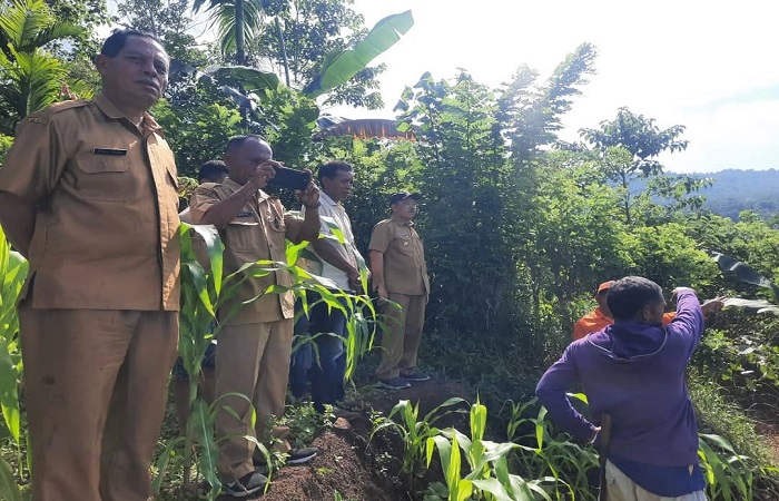 Pejabat Bupati Manggarai Timur Boni Hasudungan dan sejumlah pimpinan OPD saat memantau pergerakan tanah di Desa Paang Leleng beberapa waktu lalu