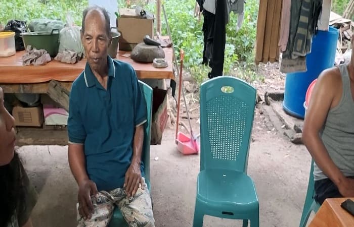 Ketua Poktan Wontong, Desa Golo Damu, Kecamatan Mbeliling Mabar NTT Theo Subhana (baju kaus biru). 