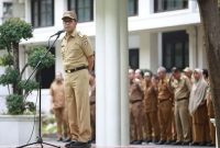 Wali Kota Makassar Danny Pomanto saat memimpin apel di Halaman Kantor Balai Kota Makassar.(Dok.Pemkot Makassar)


