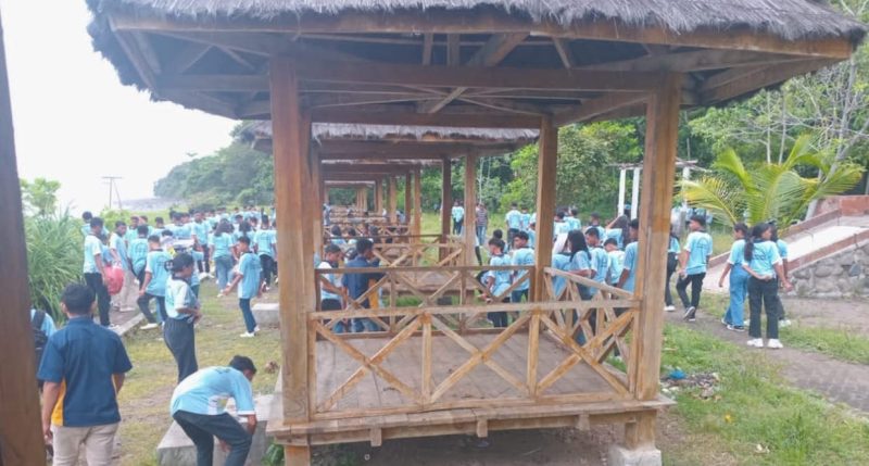 SMK Cinta Damai Borong Bersih Sampah di Obyek Wisata Cepi Watu