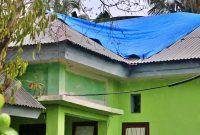 Atap Puskesmas Boganatar di Perbatasan Sikka-Flotim Ditutupi Terpal. (FOTO: EBED DE ROSARY)