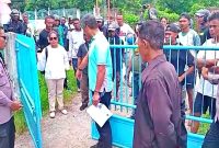 Pihak Maria Magdalena dan Pengacaranya Polikarpus Raga  bersama beberapa orang mendatangi Kantor Yaspem di Jalan Gajah Mada, Maumere, Kabupaten Sikka, Juma (21/2/2025). (FOTO: EBED DE ROSARY)