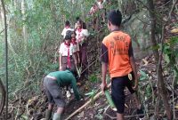 Spensa Lewolema, SDN Lamatou dan BPD Painapang Tanam 700 Anakan Bambu di Ile Baowolo, Sabtu (22/2/2025). (FOTO: IST)