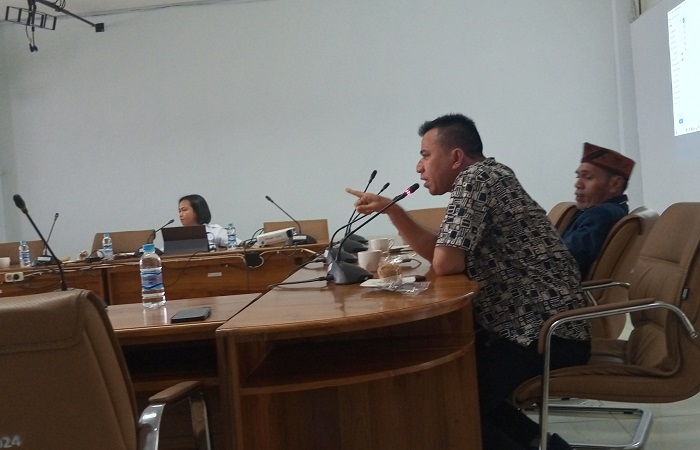 Hasanudin, anggota DPRD Mabar NTT sedang berbicara soroti kenaikan NJOP di kabupaten itu pada rapat Komisi III dewan setempat pekan pertama Februari 2025, sampingnya wakil rakyat Martinus Mitar (destar di kepala), Kaban Penda Mabar Maria Yuliana Rotok (baju putih).