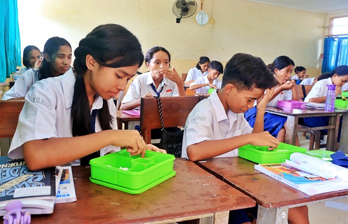 Para siswa SMPK Frateran Maumere sedang menyantap makanan bergizi gratis, Selasa (18/2/2025). (FOTO: EBED DE ROSARY)