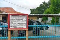 Kantor Yaspem di Jalan Gajah Mada, Maumere, Kabupaten Sikka, NTT, yang dipasangi plang pengumuman eksekusi.(FOTO : EBED DE ROSARY)