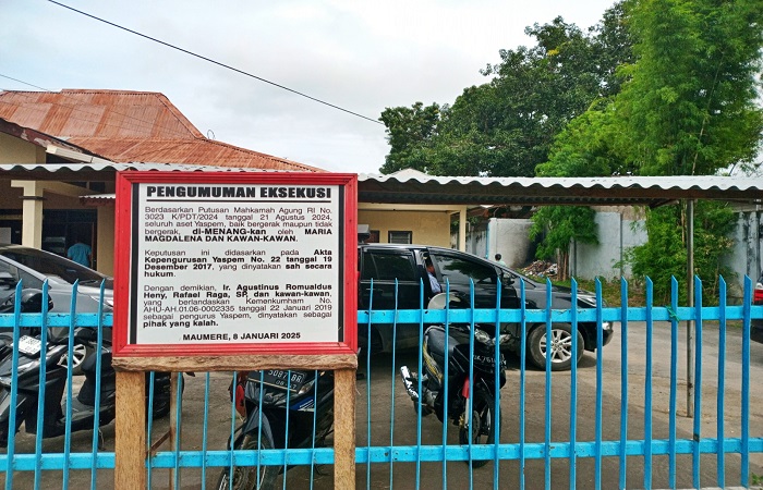 Kantor Yaspem di Jalan Gajah Mada, Maumere, Kabupaten Sikka, NTT, yang dipasangi plang pengumuman eksekusi.(FOTO : EBED DE ROSARY)