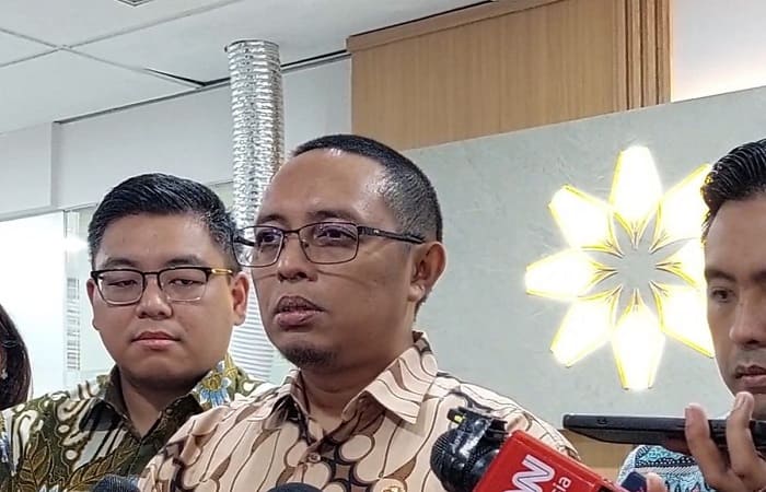 
Kepala Kantor Komunikasi Kepresidenan Hasan Nasbi saat ditemui di Gedung Kwarnas, Jakarta, Jumat (7/2/2025). (KOMPAS.com/ADHYASTA DIRGANTARA)

