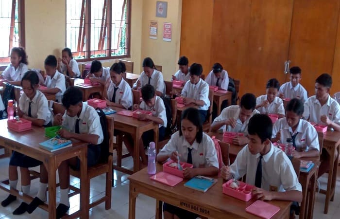 Siswa-siswi salah satu sekolah di kota Labuan Bajo, Mabar NTT sedang menyantap makan bergizi gratis, Senin (17/2/2025). 