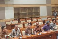Menteri Keuangan Sri Mulyani bersama Mensesneg Prasetyo Hadi dan Pimpinan DPR saat konferensi pers terkait kebijakan efisiensi anggaran, Jumat (14/2/2025).(KOMPAS.com/Tria Sutrisna)