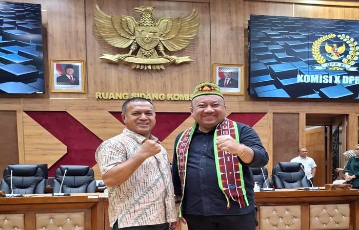 Ketua Yapersukma  Keuskupan Ruteng, RD.  Patrik Dharsam Guru, Drs. MA (kiri) berpose bersama Wakil Ketua Komisi X DPR RI, Lalu  Hardian Irfani usai pertemuan di Jakarta, baru-baru ini. Foto Istimewa.