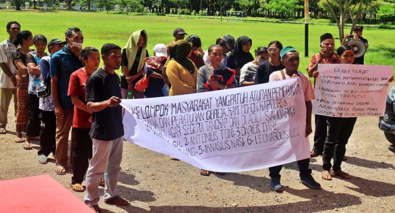 Demo istri tersangka pencabutan papan nama PT. Krisrama di Kantor Bupati Sikka. (FOTO: EBED DE ROSARY)
