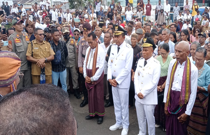 Bupati Flores Timur, Antonius Doni Dihen bersama istri dan Wabup Ignasius Boli Uran bersama istri disambut secara adat di pintu masuk rumah jabatan Bupati di Lokea, Kecamatan Larantuka, Senin (3/3/2025). (FOTO: WENTHO ELIANDO)