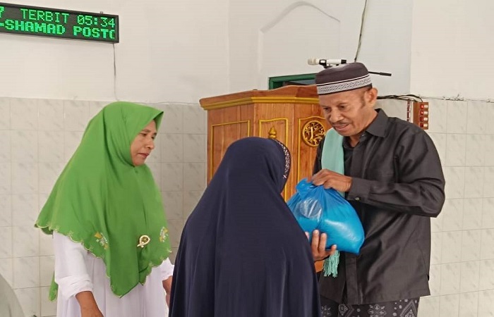 Takmir Masjid menyerah kan sedekah ramadhan secara simbolis kepada kaum duafa di Masjid Assamad Postoh, Larantuka, Minggu (9/3/2025) usai sholat subuh. (Foto: Istimewa)