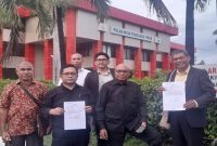 Tim Kuasa hukum PT Krisrama saat memberikan keterangan kepada media setelah mmebuat laporan polisi di Polda NTT, Jumat (21/3/2025)