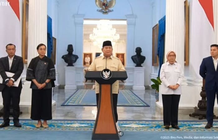 Presiden Prabowo Subianto saat memberikan keterangan pers mengenai THR dan gaji ke-13 ASN di Istana Merdeka, Jakarta, Selasa (11/3/2025).(Dok. Sekretariat Presiden) 