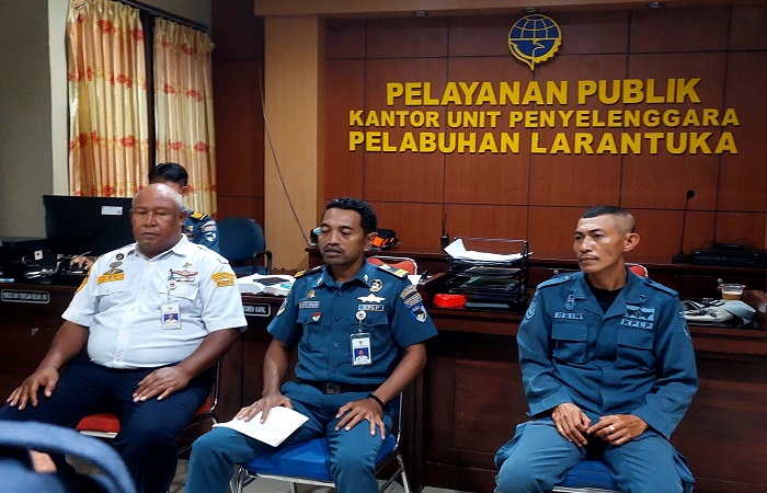 Pelaksana Harian (Plh) Kepala Kantor UPP Larantuka, Martin Balun didampingi para staf memberi keterangan kepada wartawan, di kantornya, Senin (31/3/2025) malam.