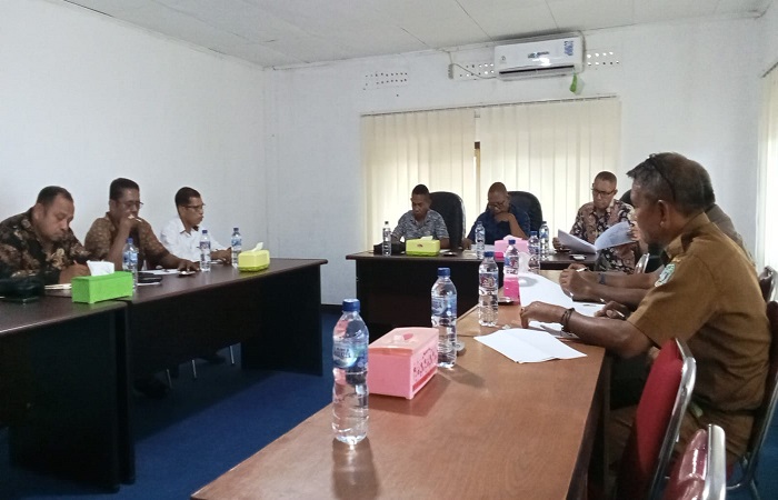 Suasana Rapat Kerja Komisi II dengan Kepala Dinas Pertanian dan Ketahanan Pangan di ruang komisi DPRD Flores Timur, Senin (5/5/2025) siang.