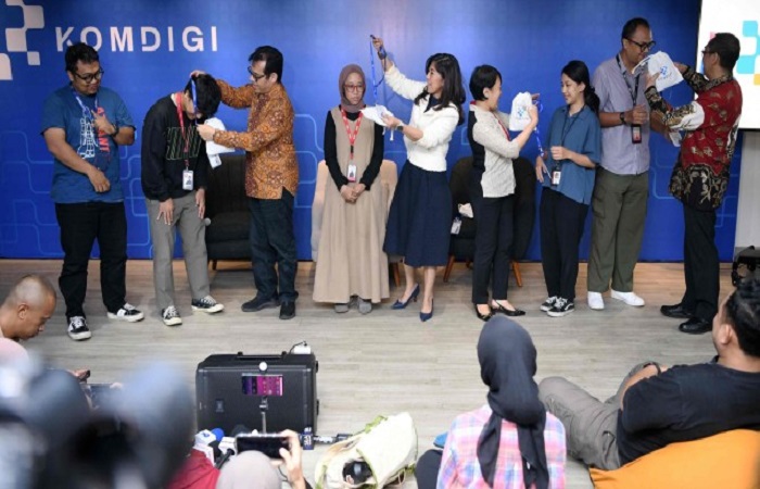 Menteri Komdigi Meutya Hafid saat Kementerian Komunikasi dan Digital (Komdigi) menyerahkan 180 ID Card kepada wartawan dari 68 media nasional dan internasional, Jumat (10/5/2025). (FOTO: KOMDIGI)