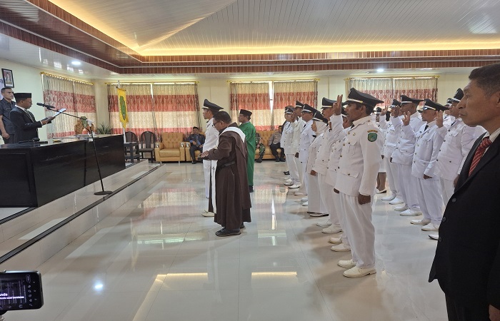 Bupati Raymundus saat melantik 30 orang Penjabat Kepala Desa, Jumat (8/5/2025) di Aula Setda Ngada