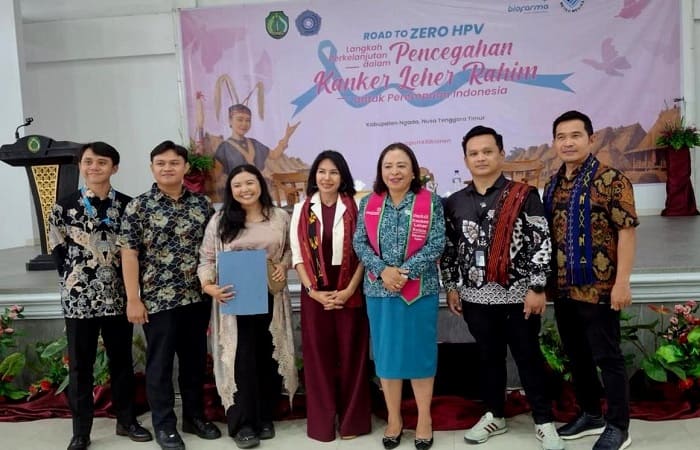 Ketua Tim Penggerak PKK Kabupaten Ngada Ny.Blandina Mamo Bena pose bersama Pemateri Seminar Penyebab, Dampak dan Pencegahan Kanker Serviks, Kanker Payudara, Influenza.