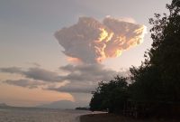 Gunung Lewotobi Laki-laki Meletus, Selasa (18/6/2025) pukul 17.35. Gambar diabadikan dari Kota Larantuka.