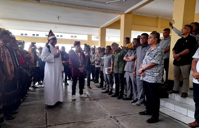 AMPLH Keuskupan Agung Ende menyampaikan pernyataan sikap Tolak Geothermal di Kabupaten Ende, Rabu (5/6/2025).


