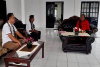 Panitia diskusi publik bertemu Bupati Ende, Yoseph Benediktus Badeoda (kanan baju merah) di rumah jabatan Bupati Ende.
