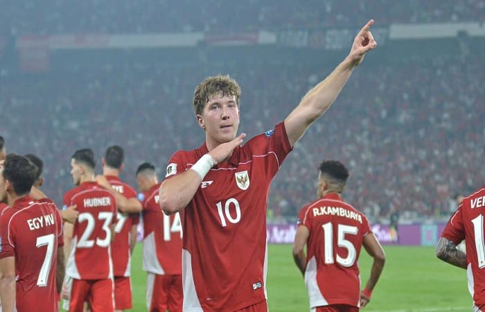 Perayaan gol Ole Romeny bersama Jay Idzes dalam partai Grup C Kualifikasi Piala Dunia 2026 zona Asia antara Timnas Indonesia vs China di Stadion Utama Gelora Bung Karno pada Kamis (5/6/2025).(KOMPAS.com/Adil Nursalam)