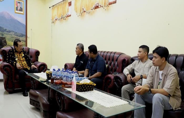 Bupati Nagekeo, Simplisius Donatus (kiri) terima Plt. Direktur BOP-LBF dan tim di ruang kerjanya.
