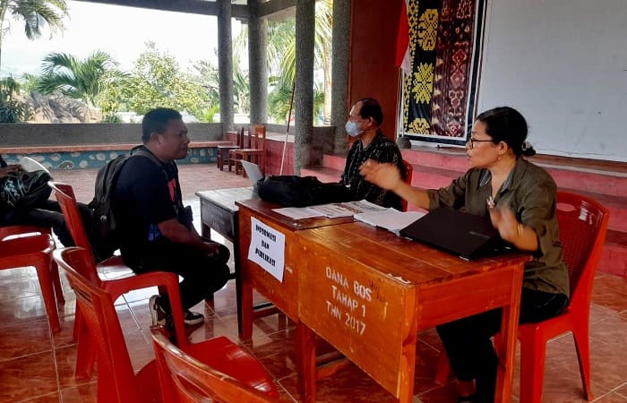 Ketua seksi publikasi dan informasi SPMB SMAN 1 Ende, Feronika H. Bata berikan penjelasan kepada orangtua peserta didik yang kesulitan mendaftar on line.