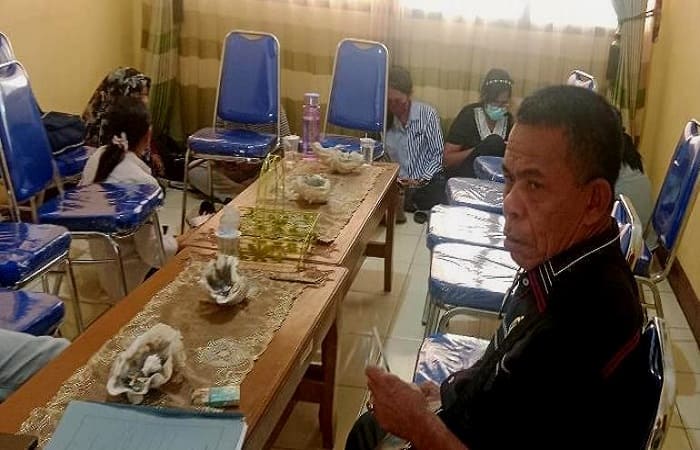 Anggota DPRD Nagekeo, Lukas Mbulang bersama sejumlah PPPK yang mengadu ke DPRD Nagekeo.