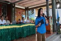 Yohana Helena Fiorola Ire ketika menjadi pemateri MPLS di SMAN 1 Ende.