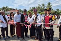 Camat Reok Theobaldus Junaidin didampingiKoordinator Seksi Karnaval RD. Sunday Cakputra,  Ketua Umum Rita Udin dan anggota Forkopimca Reo
menggunting pita tanda dimulainya pawai karnaval budaya untuk memeriahkan HUT RI ke-80, Jumat (15/8/2025). Foto Wall Abulat
