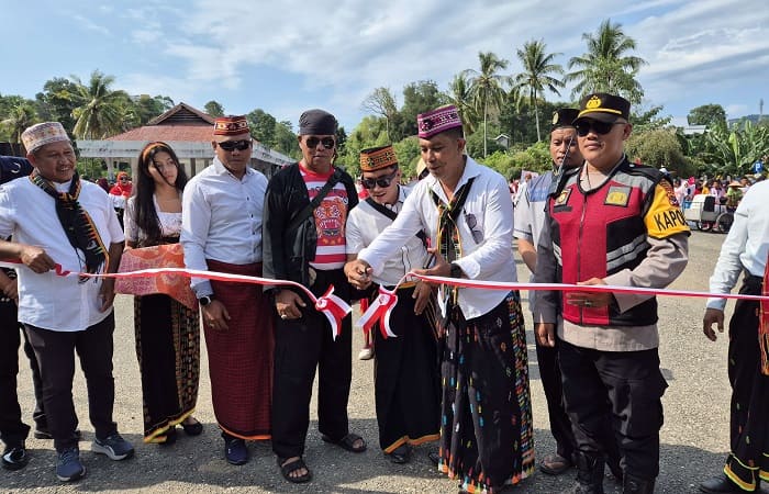 Camat Reok Theobaldus Junaidin didampingiKoordinator Seksi Karnaval RD. Sunday Cakputra,  Ketua Umum Rita Udin dan anggota Forkopimca Reo
menggunting pita tanda dimulainya pawai karnaval budaya untuk memeriahkan HUT RI ke-80, Jumat (15/8/2025). Foto Wall Abulat
