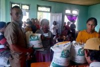 Sekdes Pocolia, Faldus Cen (kiri) menyerahkan bantuan beras pangan kepada warga Desa Pocolia.