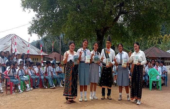 Kepala sekolah, guru dan siswa SMAN 8 Perlihatkan buku Ontologi Puisi Edisi ke-2 yang diluncurkan bertepatan dengan HUT Kemerdekaan RI ke-80 di Kampung Maro-Manggarai Timur.