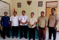 Camat Reok Theobaldus Junaidin (ke-3 dari kiri), Sekcam Reok Rita Udin (ke-2 dari kiri) dan Kasek SMAGER  RD. Agustinus Sunday Cakputra, S.Fil,. M.Th (ke-3 dari kanan) dan beberapa guru SMAGER berpose bersama saat konsultasi kegiatan Pasar Rakyat, Pentas Seni dan Budaya memeriahkan HUT RI ke-80 Tingkat Kecamatan Reok, baru-baru ini. Foto Istimewa.