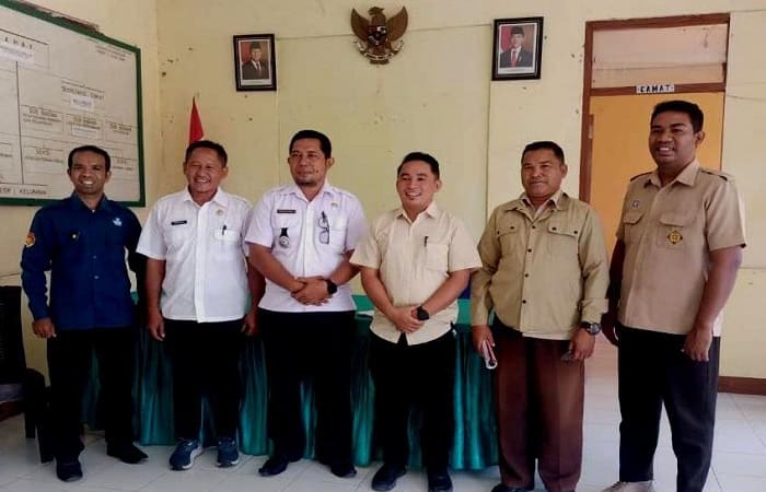 Camat Reok Theobaldus Junaidin (ke-3 dari kiri), Sekcam Reok Rita Udin (ke-2 dari kiri) dan Kasek SMAGER  RD. Agustinus Sunday Cakputra, S.Fil,. M.Th (ke-3 dari kanan) dan beberapa guru SMAGER berpose bersama saat konsultasi kegiatan Pasar Rakyat, Pentas Seni dan Budaya memeriahkan HUT RI ke-80 Tingkat Kecamatan Reok, baru-baru ini. Foto Istimewa.