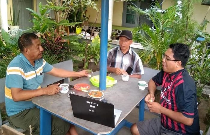 Pastor Paroki Reo RD. Mansuetus Hariman (kiri), Pastor Vikaris RD. Yosef Oriol Dampuk (kanan) dan Wartawan Florespos.net Wall Abulat (tengah) sedang menyaksikan jalannya pawai karnawal dalam rangkai memaknai Festival Golo Kole Maria Assumpta Nusantara Keuskupan Labuan Bajo secara live streaming, Selasa (12/8/2025). Foto: Fr. Erick. 