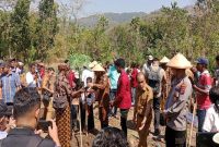 Bupati Nagekeo, Simplisius Donatus diterima warga Langedhawe, Kecamatan Aesesa Selatan.