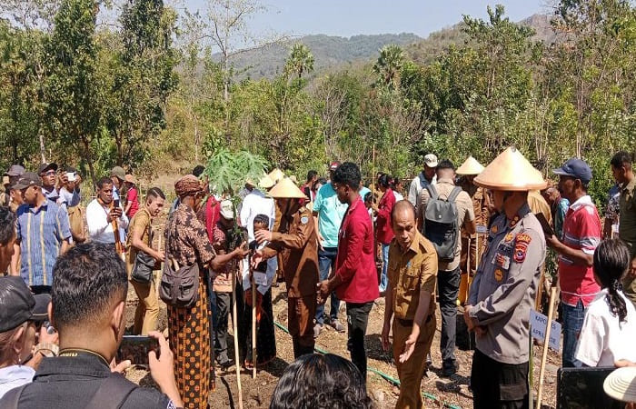 Bupati Nagekeo, Simplisius Donatus diterima warga Langedhawe, Kecamatan Aesesa Selatan.