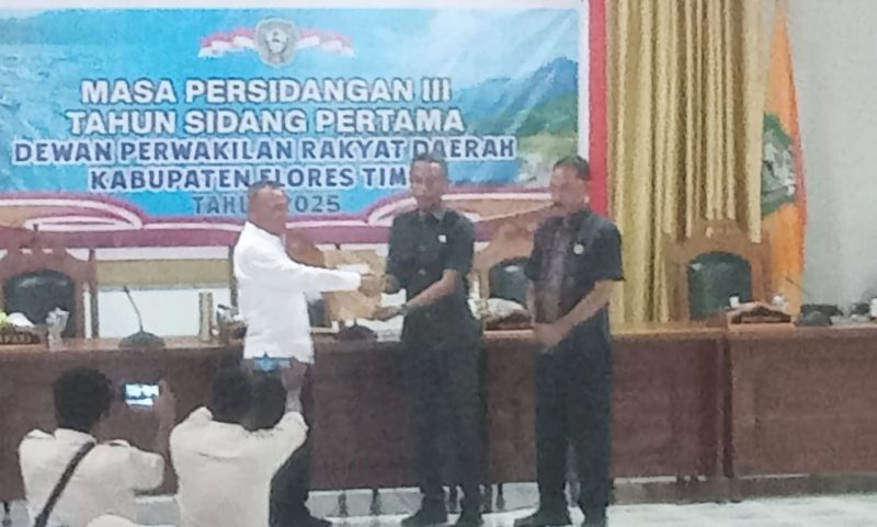 Wakil Ketua DPRD Hassan Basri bersama Ketua DPRD Albert Ola Sinour menyerahkan rekomendasi kepada Wakil Bupati Flores Timur, Ignasius Boli Uran, Rabu (10/9/2025). (FOTO: WENTHO)