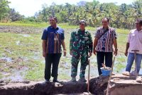 Distan dan Kodim Sikka Peletakan Batu Pertama Pembangunan Saluran Irigasi Tersier.(FOTO: EBED)