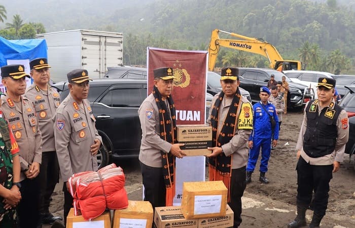 Kakorbinmas Baharkam Polri, Irjen Pol. Edy Murbowo, serahkan bantuan Polri kepadakorban banjir di Kabupaten Nagekeo.