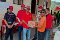 Ketua DPC PDIP Nagekeo, Marselinus F. Ajo Bupu (kiri) serahkan bantuan sembako untuk korban bencana alam di Mauponggo, Kabupaten Nagekeo.
