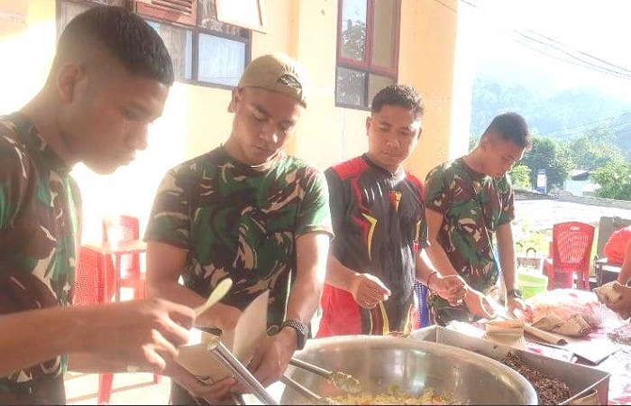 Yonif TP 834/WM Nagekeo Dirikan Dapur Umum Bagi Warga Terdampak Bencana Banjir Bandang