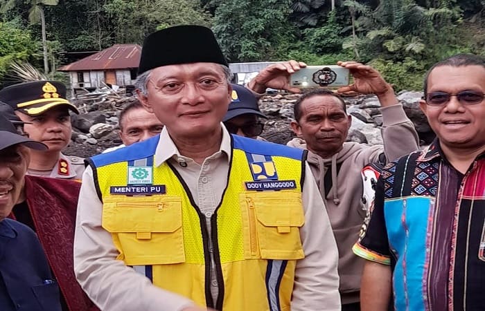 Menteri PUPR, Dody Hanggodo didampingi Gubernur NTT, Melky Laka Lena di Lokasi banjir bandang Mauponggo.